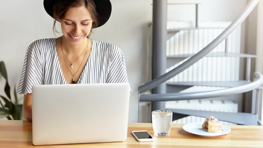 registerit_1920x1080_desk_woman